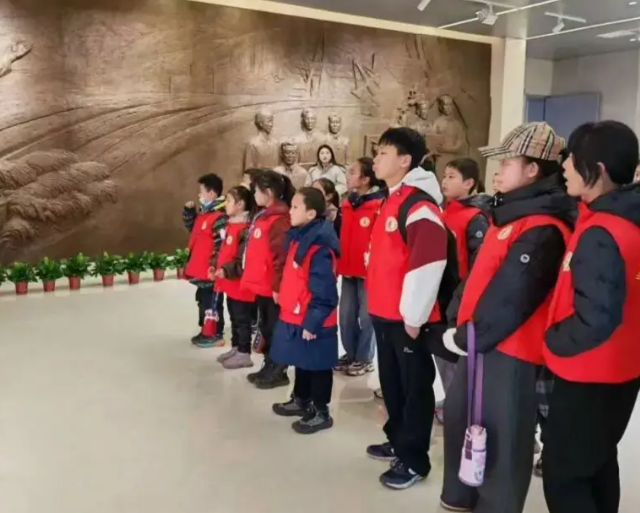 了解年代考虑职责学生们站在劳模立异效果展台前动手体验模拟焊接操作