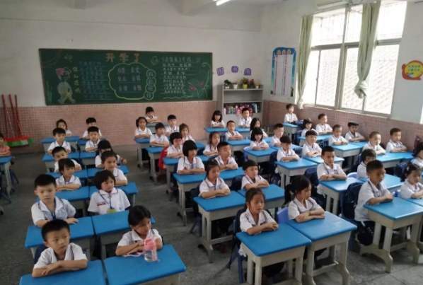 借助平台学习成长家庭教育课程孩子持行走护照打卡实践基地