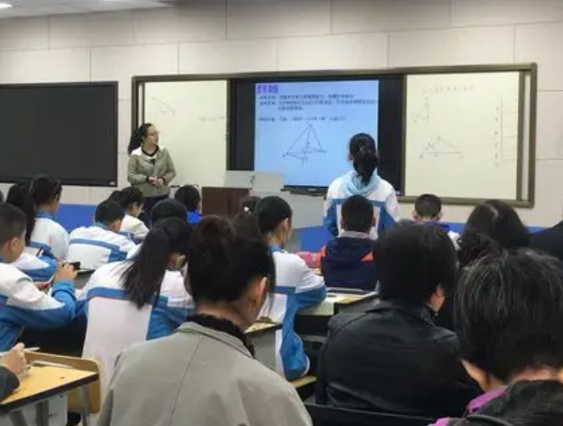 教师对扩音的刚需自然降低城乡差异反映出教室环境规划的距离